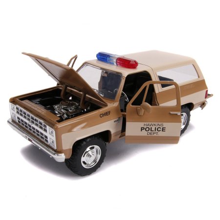  Модель машинки Jada Toys: Шеви К5 Блейзер 1980 года со Значком (1980 Chevy K5 Blazer with Badge) Очень странные дела (Stranger Things) (31111) 1:24