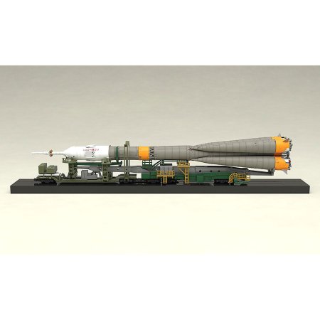  Сборная модель корабля Good Smile Company: Ракета-носитель "Союз" и транспортный поезд (Soyuz Rocket & Transport Train (2nd re-run)) (4580416933674) 32 см