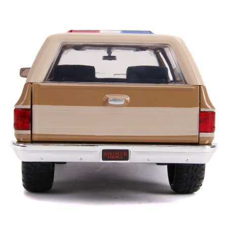  Модель машинки Jada Toys: Шеви К5 Блейзер 1980 года со Значком (1980 Chevy K5 Blazer with Badge) Очень странные дела (Stranger Things) (31111) 1:24