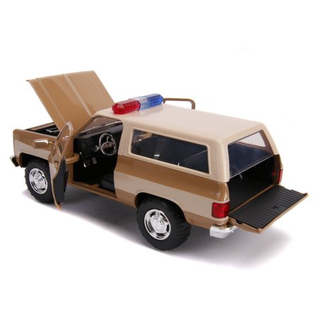  Модель машинки Jada Toys: Шеви К5 Блейзер 1980 года со Значком (1980 Chevy K5 Blazer with Badge) Очень странные дела (Stranger Things) (31111) 1:24