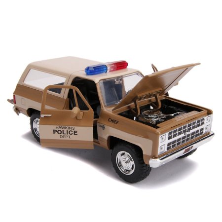  Модель машинки Jada Toys: Шеви К5 Блейзер 1980 года со Значком (1980 Chevy K5 Blazer with Badge) Очень странные дела (Stranger Things) (31111) 1:24