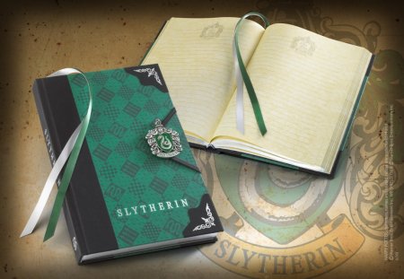   The Noble Collection:  (Slytherin)   (Harry Potter)